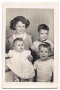 Deanie_James_Kathy_Paul_McLean_childrenOfJimandPearl.jpg (113564 bytes)