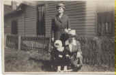 FrancesPickettClaypoole_withLouiseWeeseAndmotherGarnettClaypooleWeese.jpg (104302 bytes)